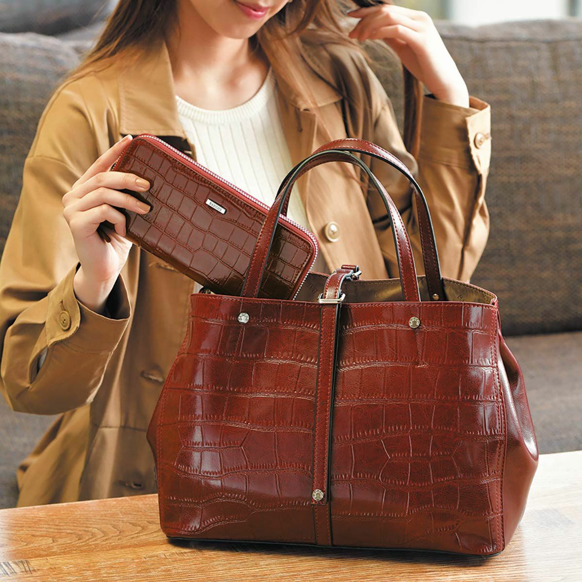 クロコダイル型押しシャイニングレザートート