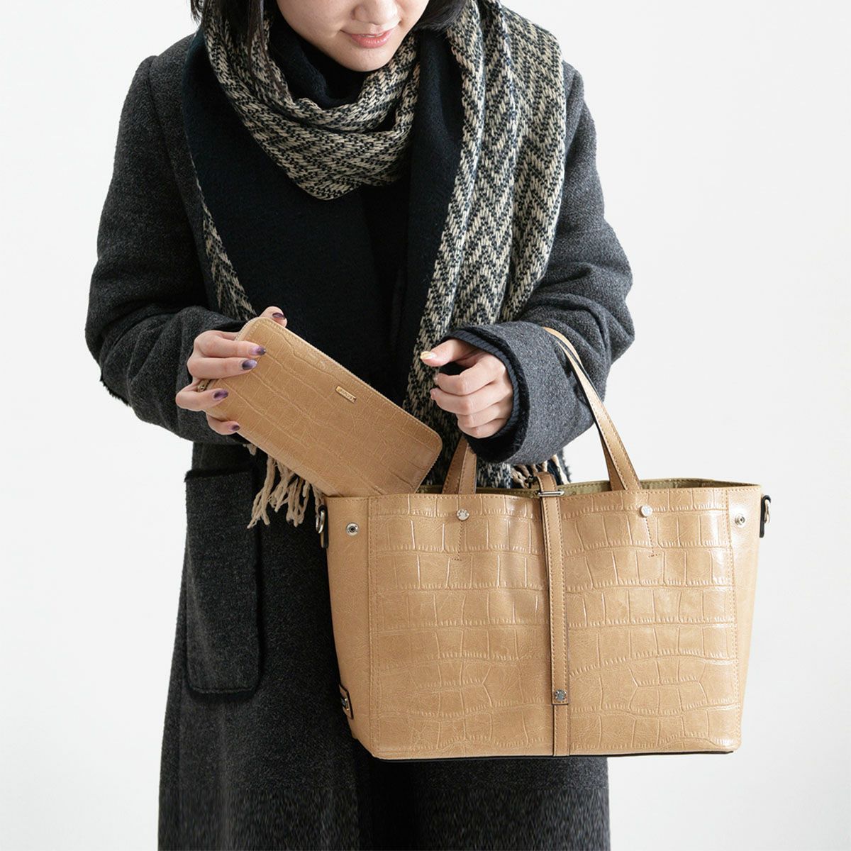 クロコダイル型押しシャイニングレザートート