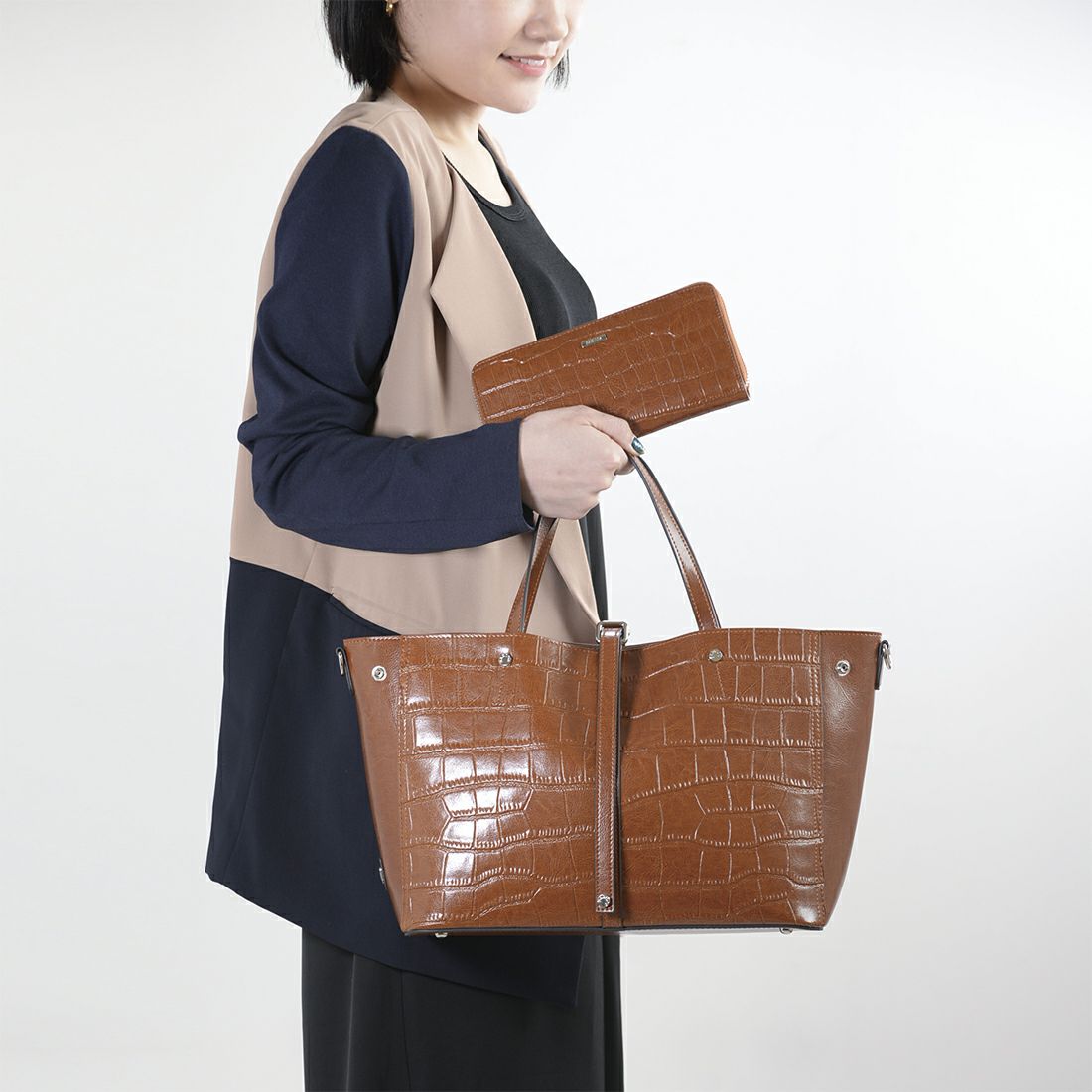 クロコダイル型押しシャイニングレザートート