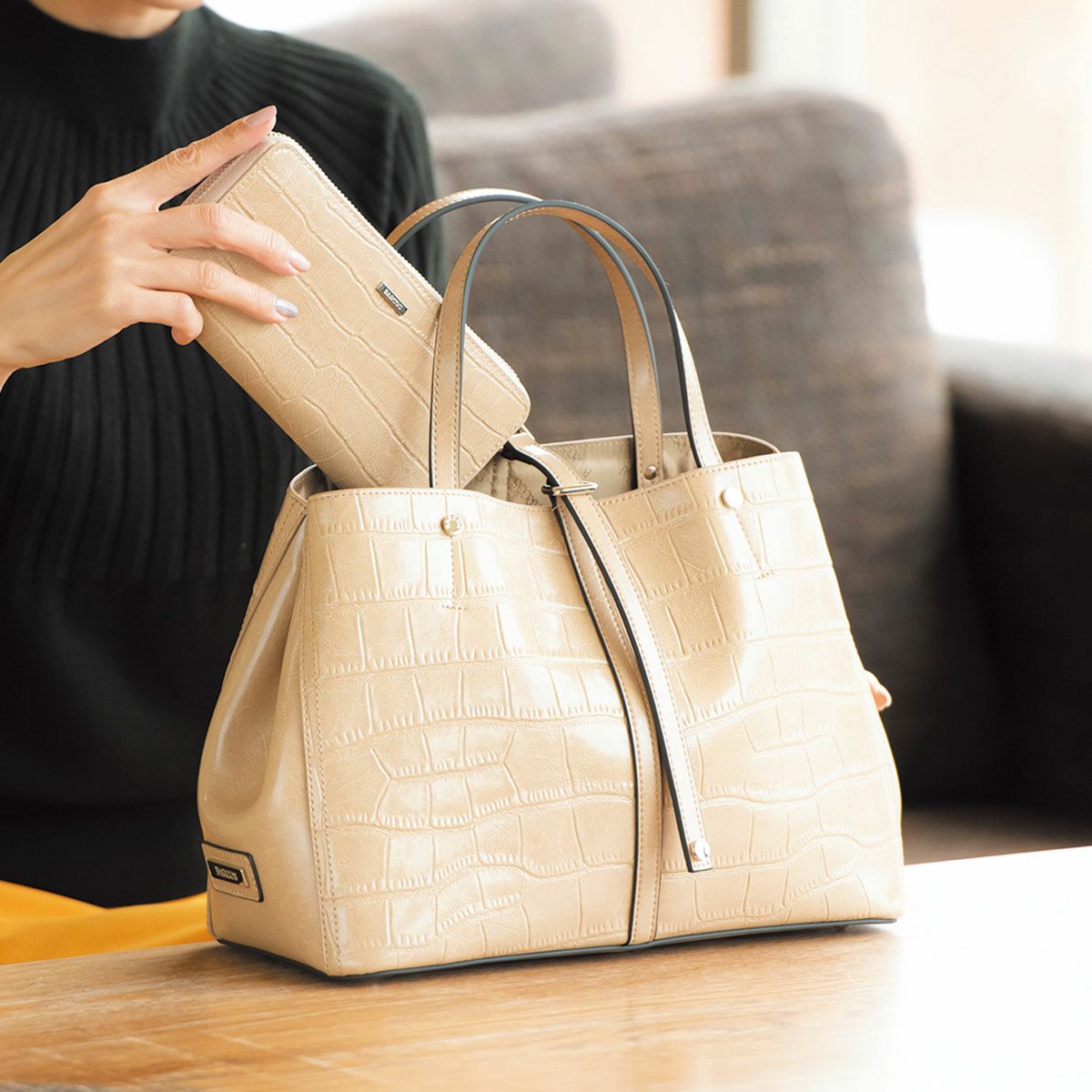 クロコダイル型押しロングウォレット