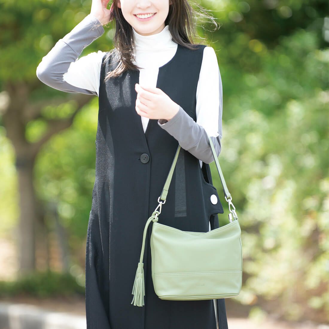 シュリンクレザーチャーム付き2wayハンドバッグ