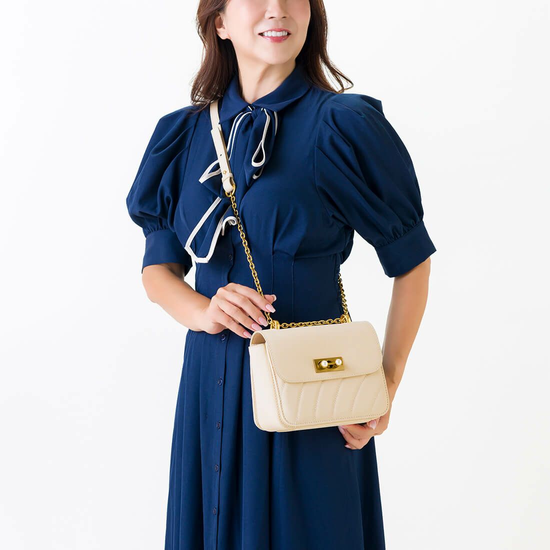 レザー ラウンドキルティングメタルチェーンポシェット