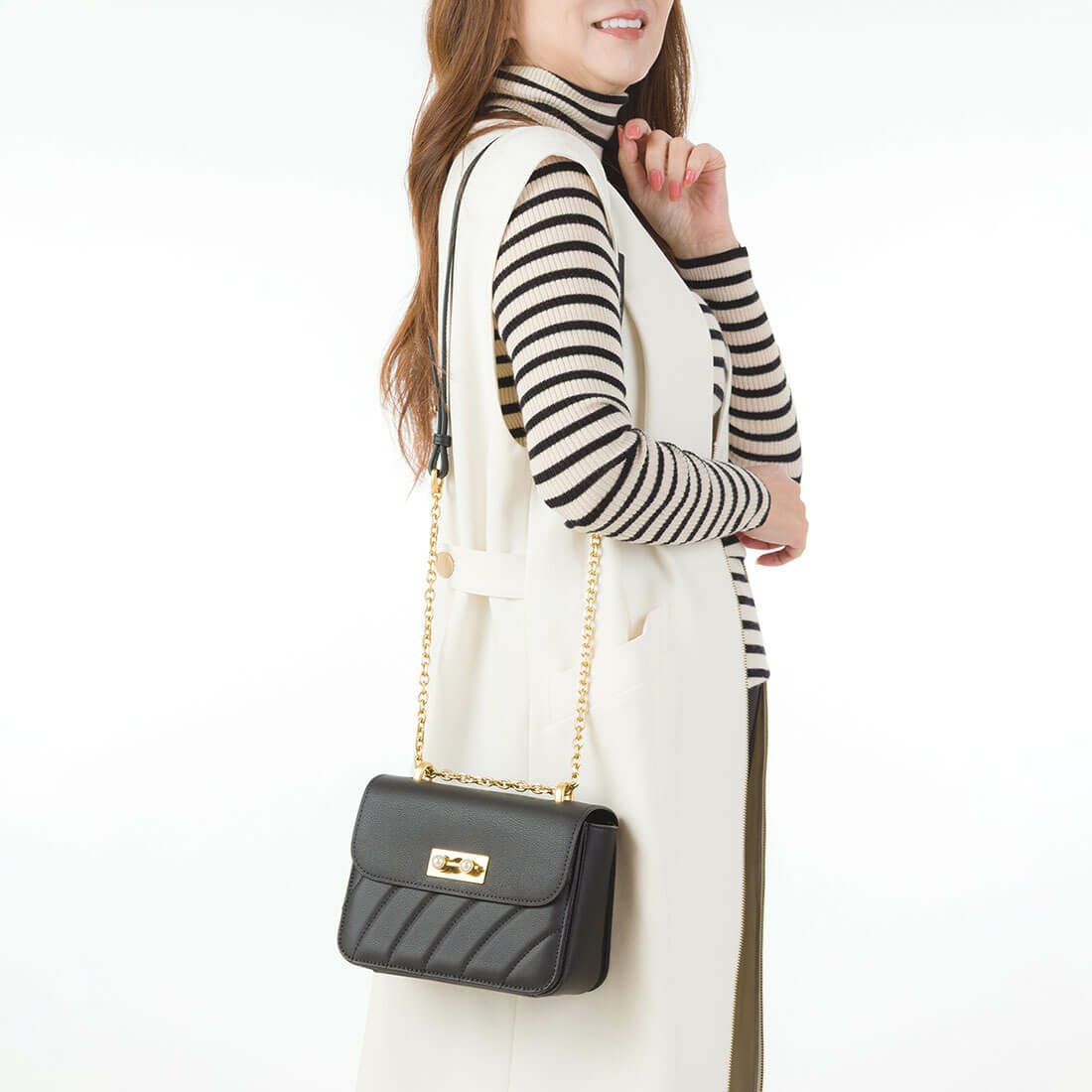 レザー ラウンドキルティングメタルチェーンポシェット