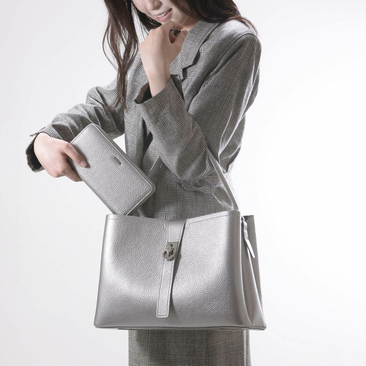 【セット商品】シュリンクレザー ショルダーバッグ & 背面ポケット付きロングウォレット