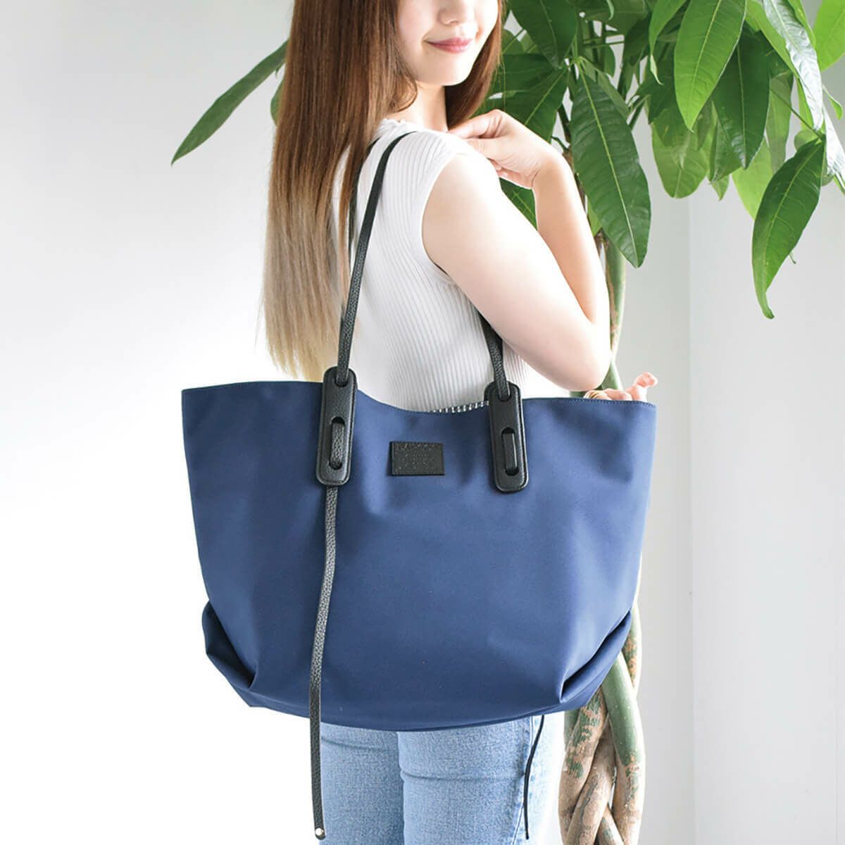 ポーチ付きバックルデザイントートバッグ