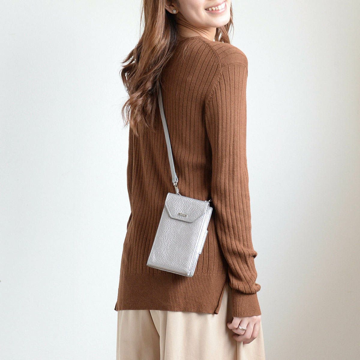 シュリンクレザースマホポシェット＜マーシ＞