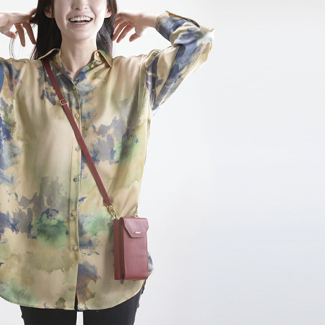 シュリンクレザースマホポシェット＜マーシ＞