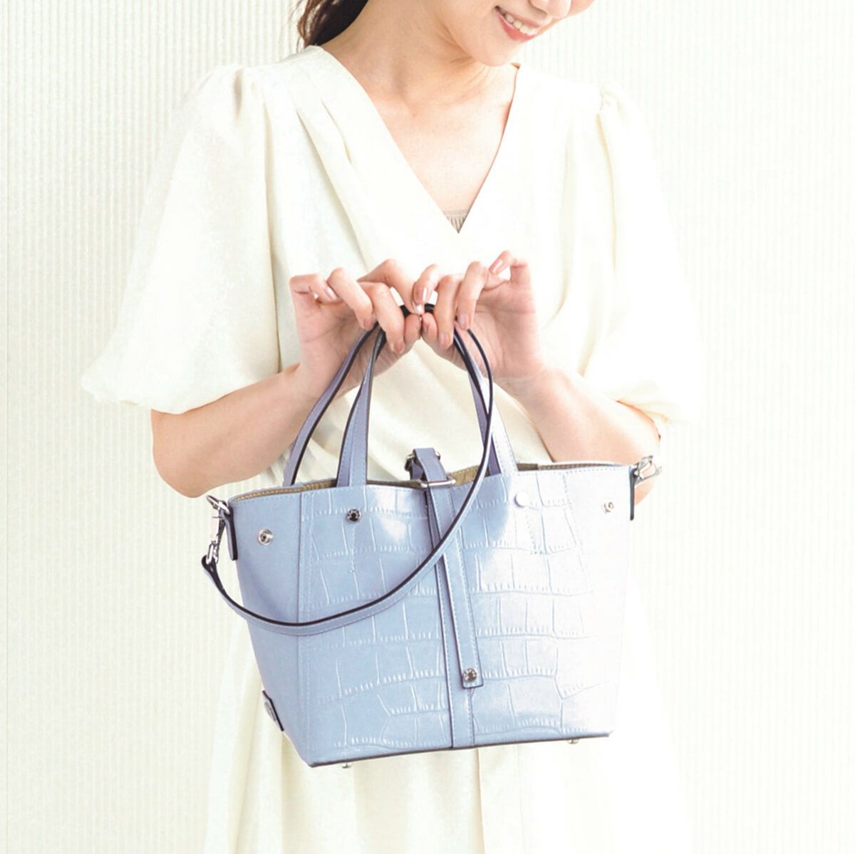 クロコダイル型押シャイニングレザーハンドバッグ