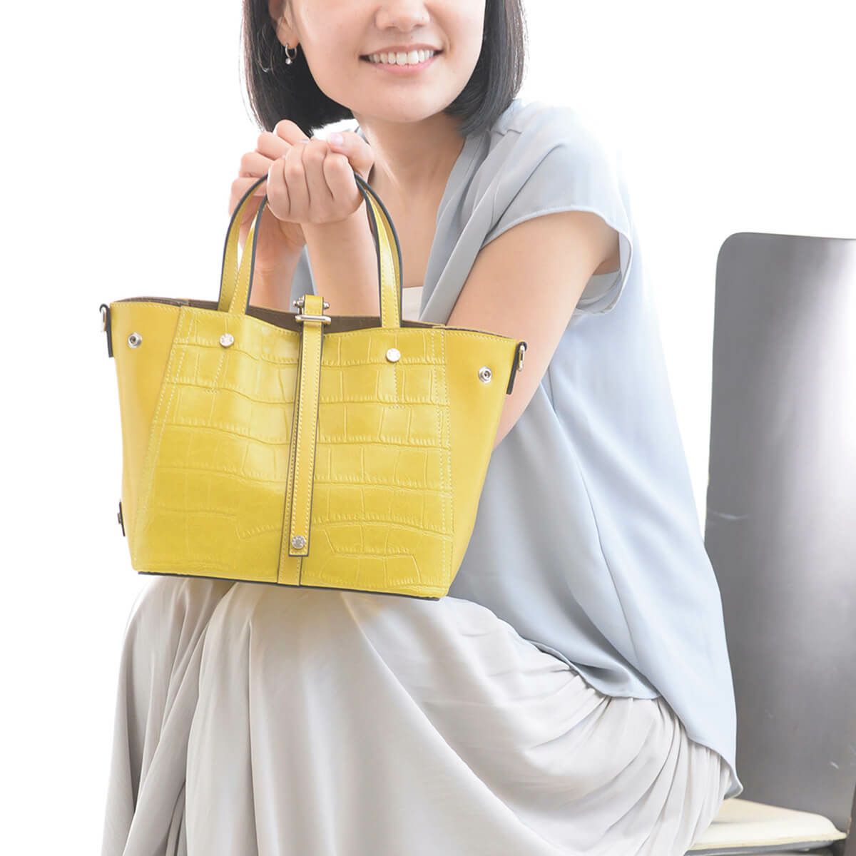 クロコダイル型押シャイニングレザーハンドバッグ