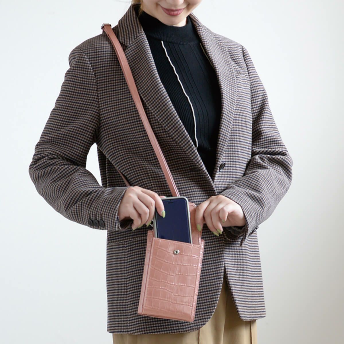 クロコダイル型押シャイニングレザースマホポシェット