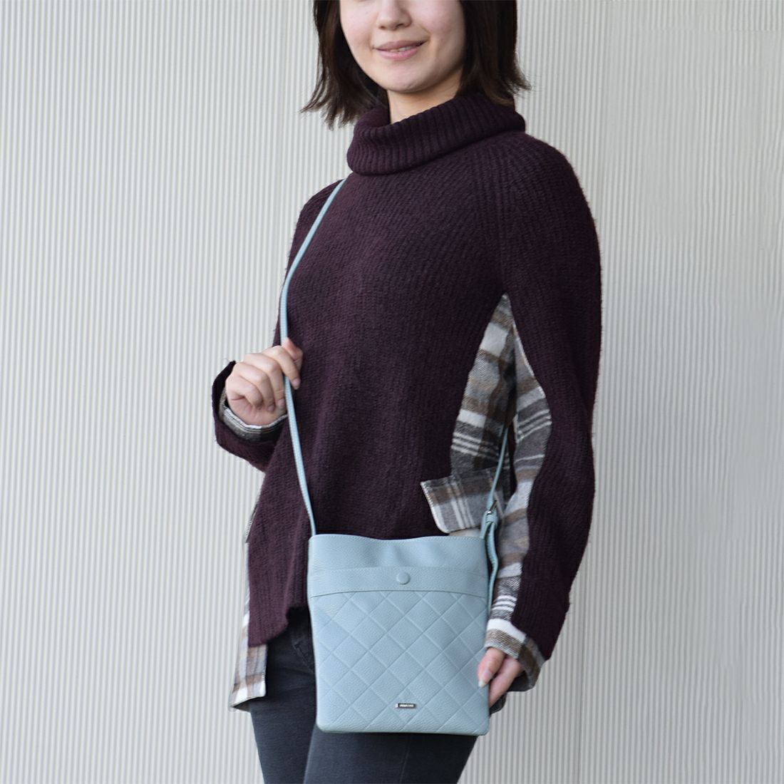 ダイヤモンドエンボスレザーポシェット