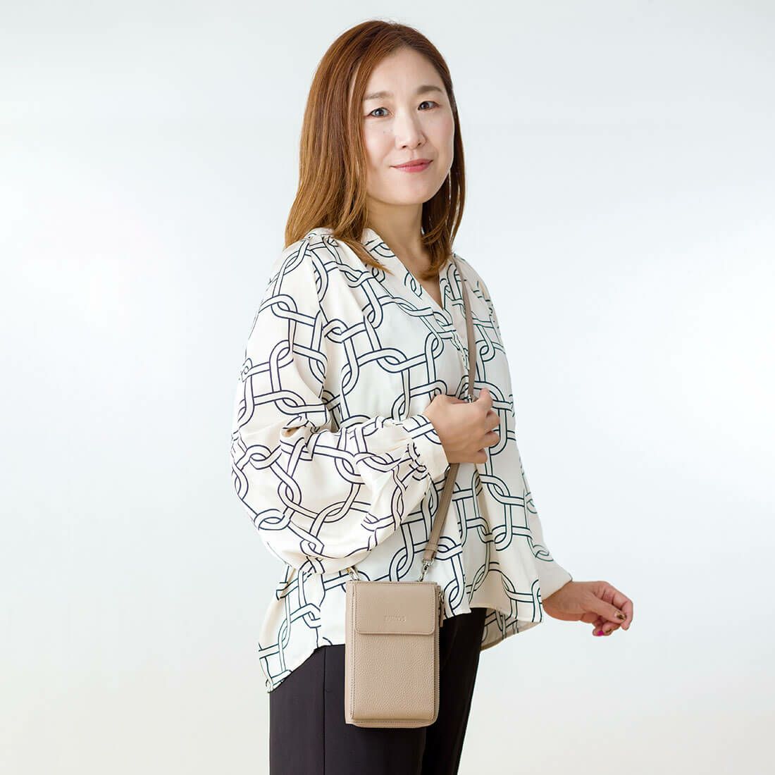 L字型シュリンクレザースマホポシェット＜アミーゴ＞