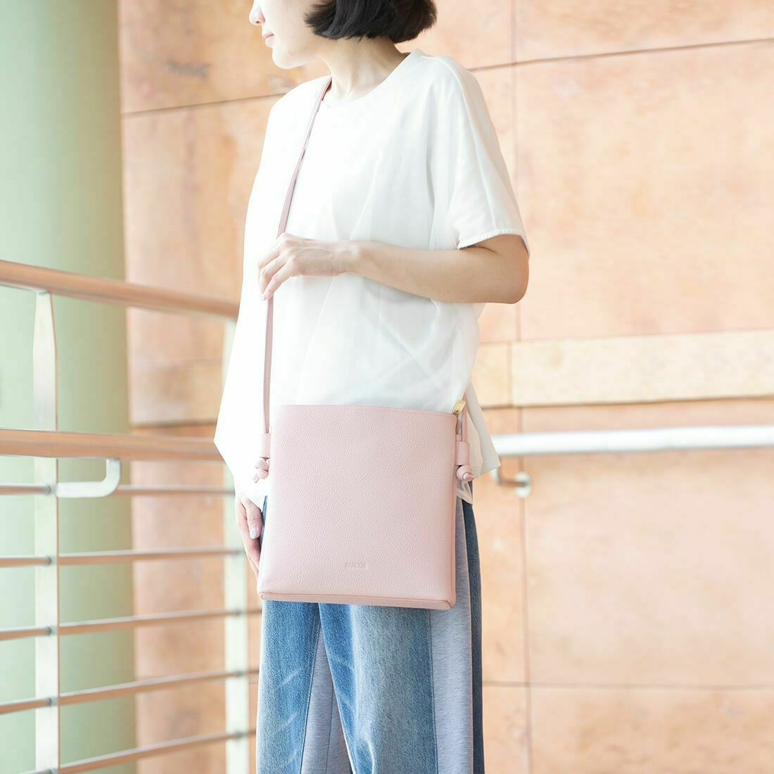 シュリンクレザーノットモチーフポシェット