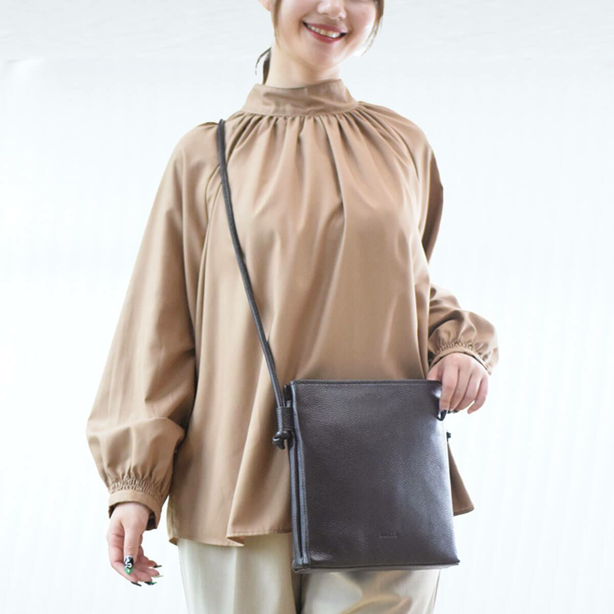 シュリンクレザーノットモチーフポシェット