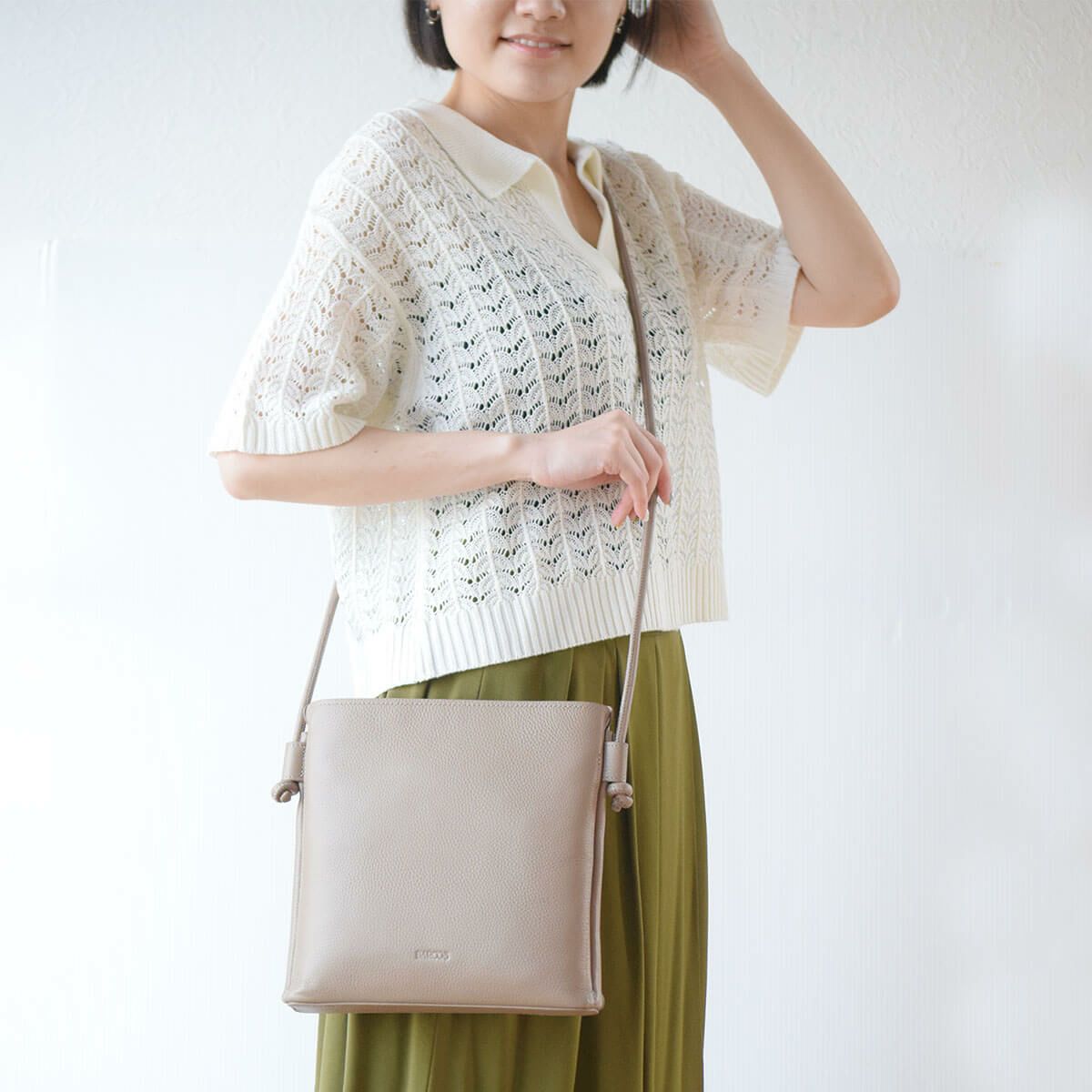 シュリンクレザーノットモチーフポシェット