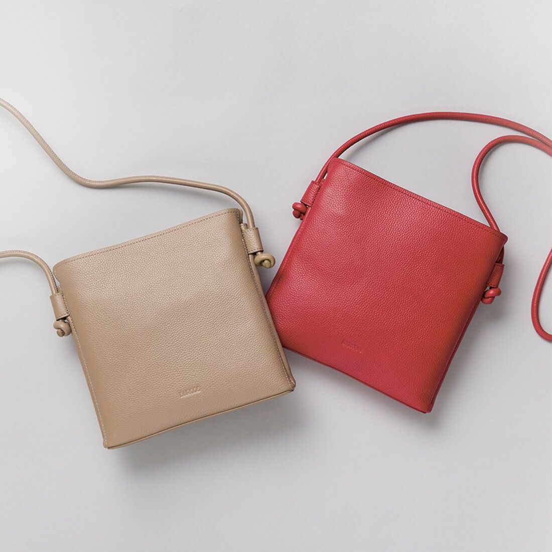 シュリンクレザーノットモチーフポシェット