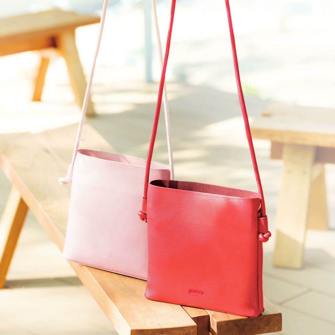 シュリンクレザーノットモチーフポシェット