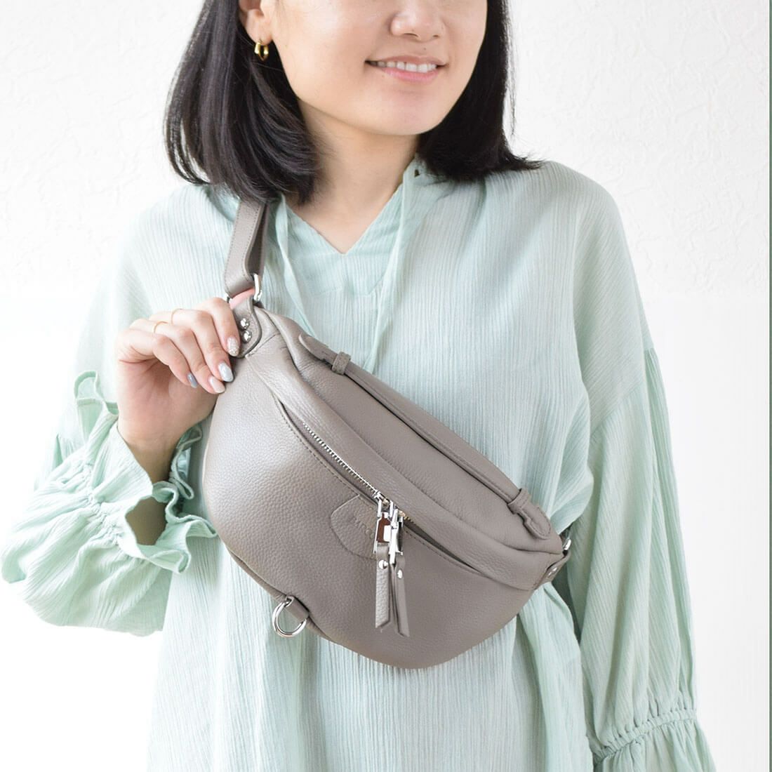 レザーボディバッグ