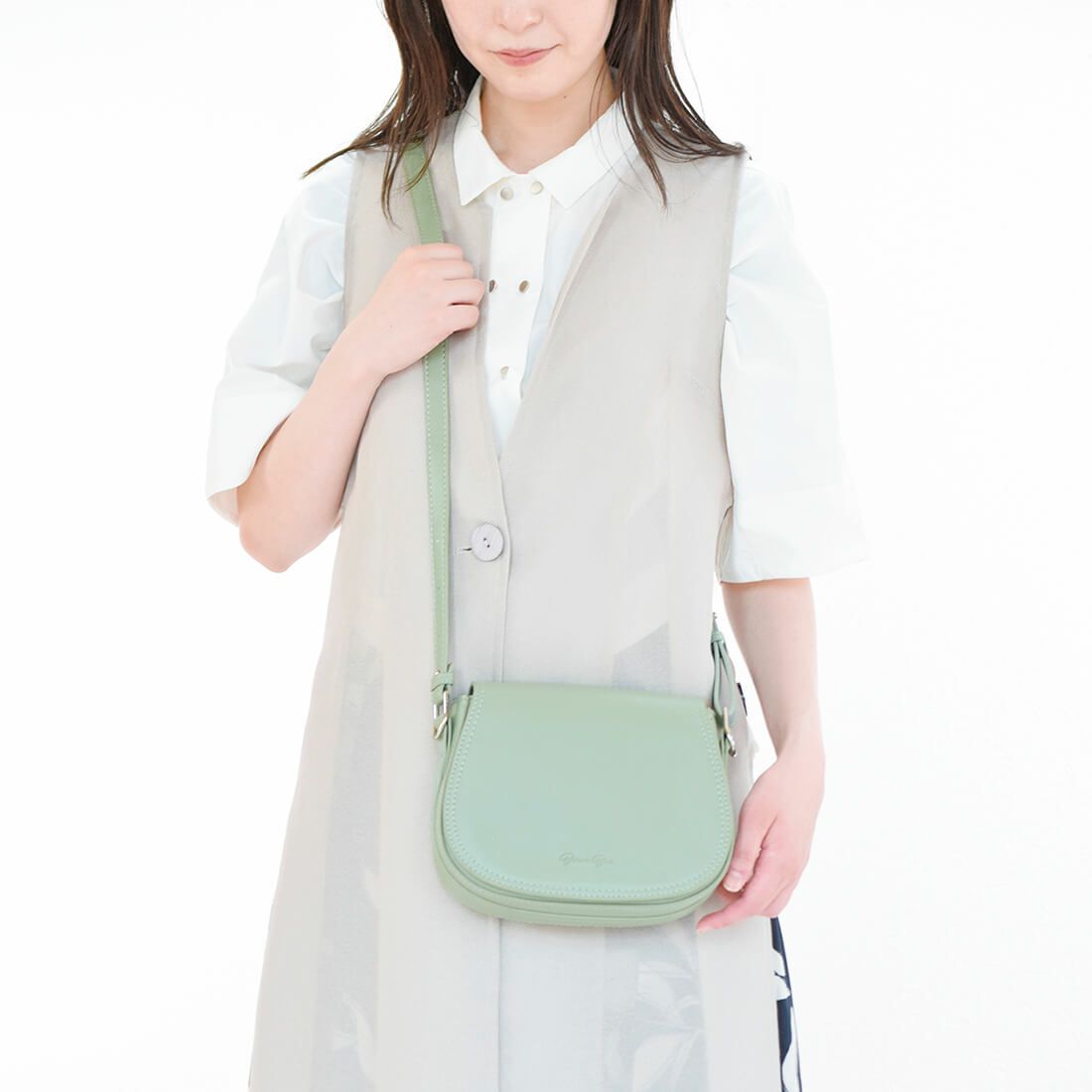 かぶせ付きラウンドポシェット