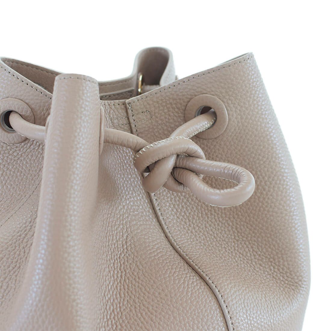 シュリンクレザーノットモチーフ巾着バッグ