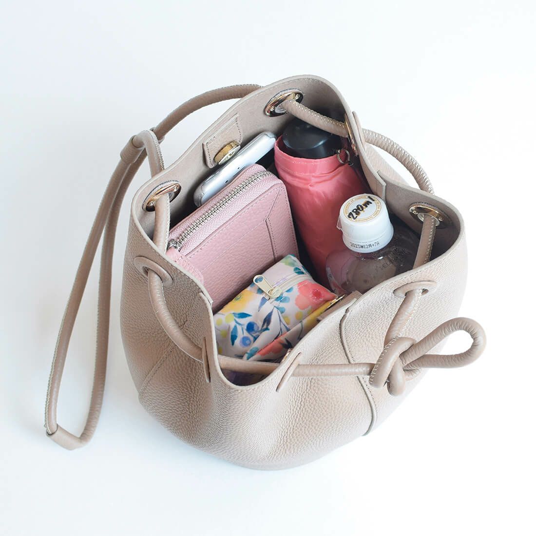 シュリンクレザーノットモチーフ巾着バッグ