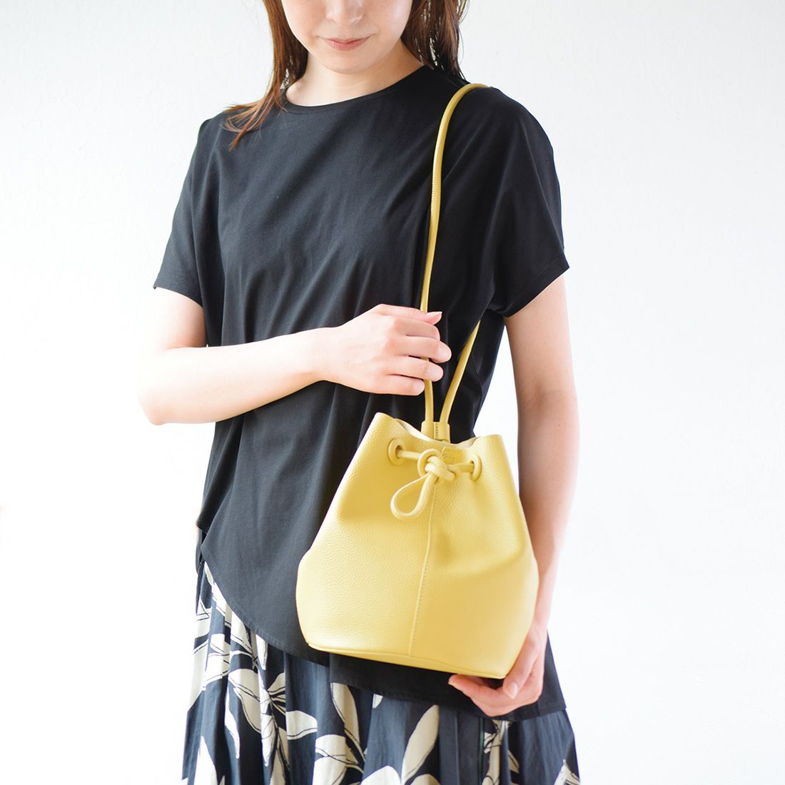 シュリンクレザーノットモチーフ巾着バッグ