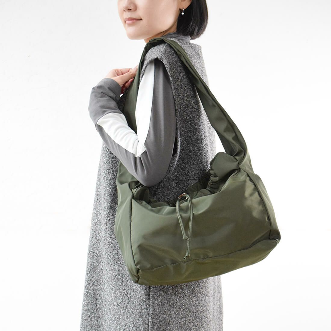 巾着型ナイロンショルダーバッグ