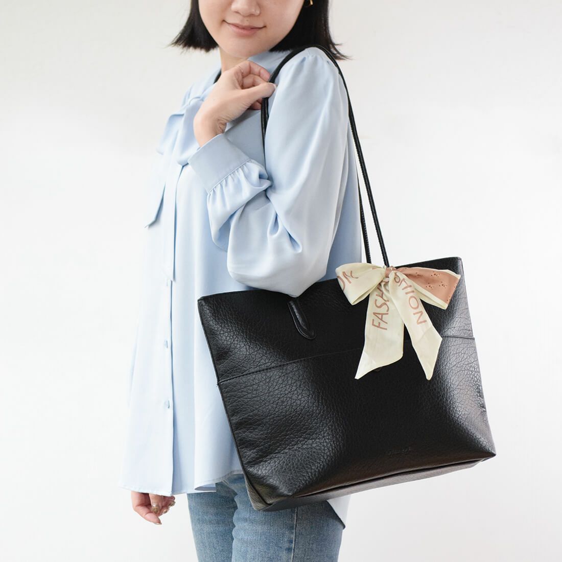 リボン付きフェイクレザートートバッグ