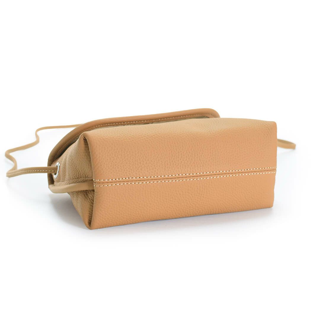 くるみボタン付きシュリンクレザーポシェット