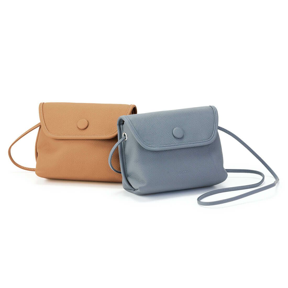 くるみボタン付きシュリンクレザーポシェット