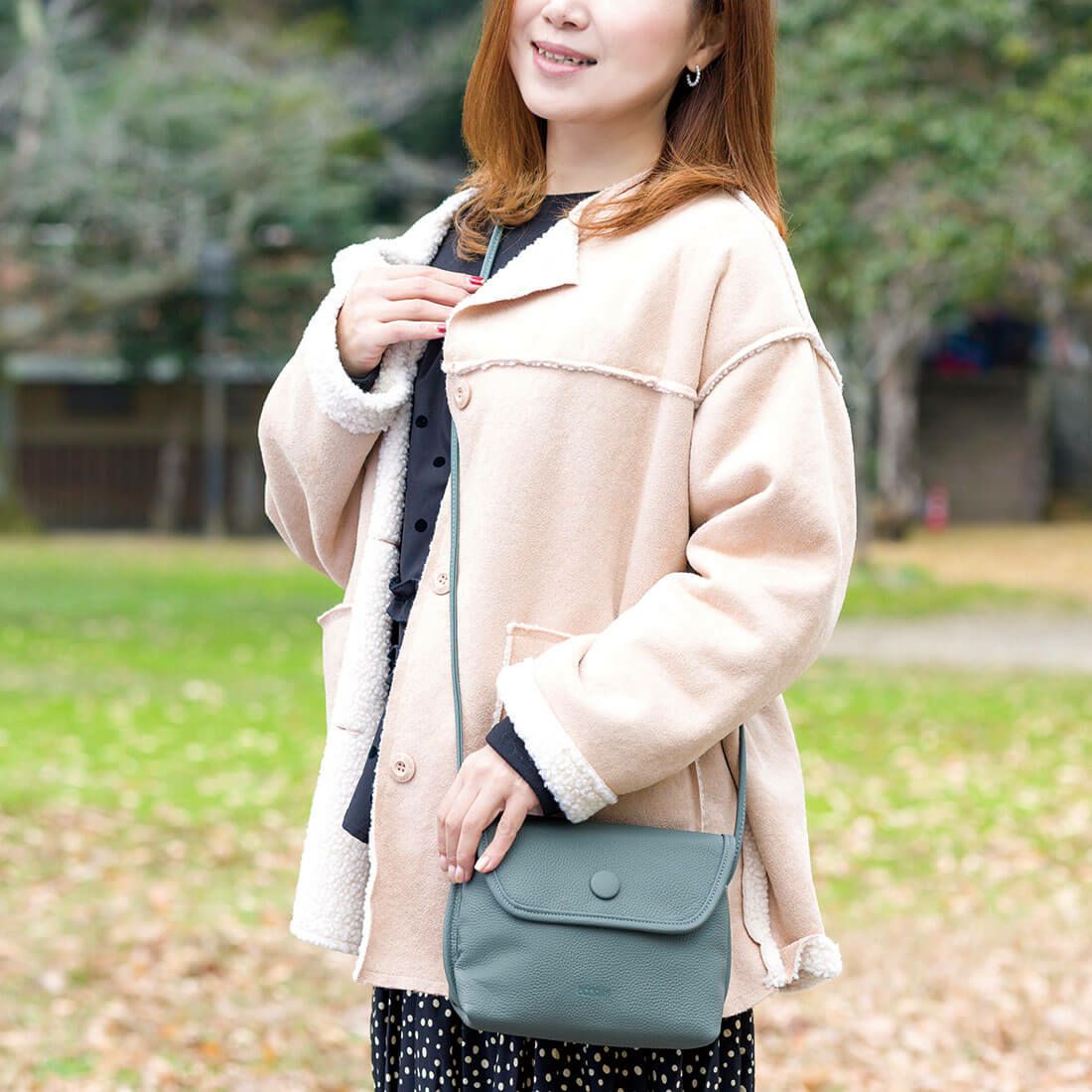 くるみボタン付きシュリンクレザーポシェット