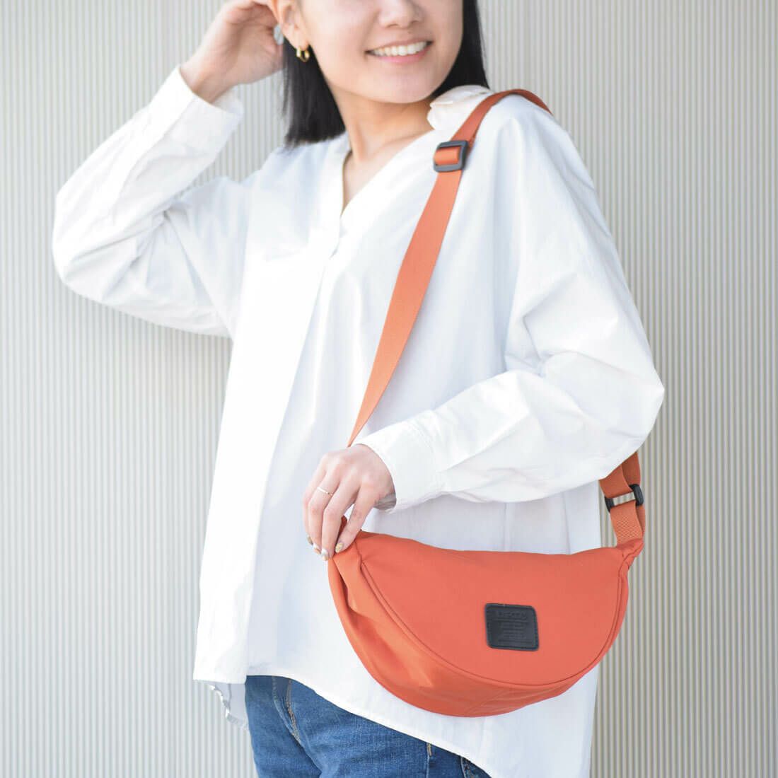 半月型ナイロンショルダーバッグ