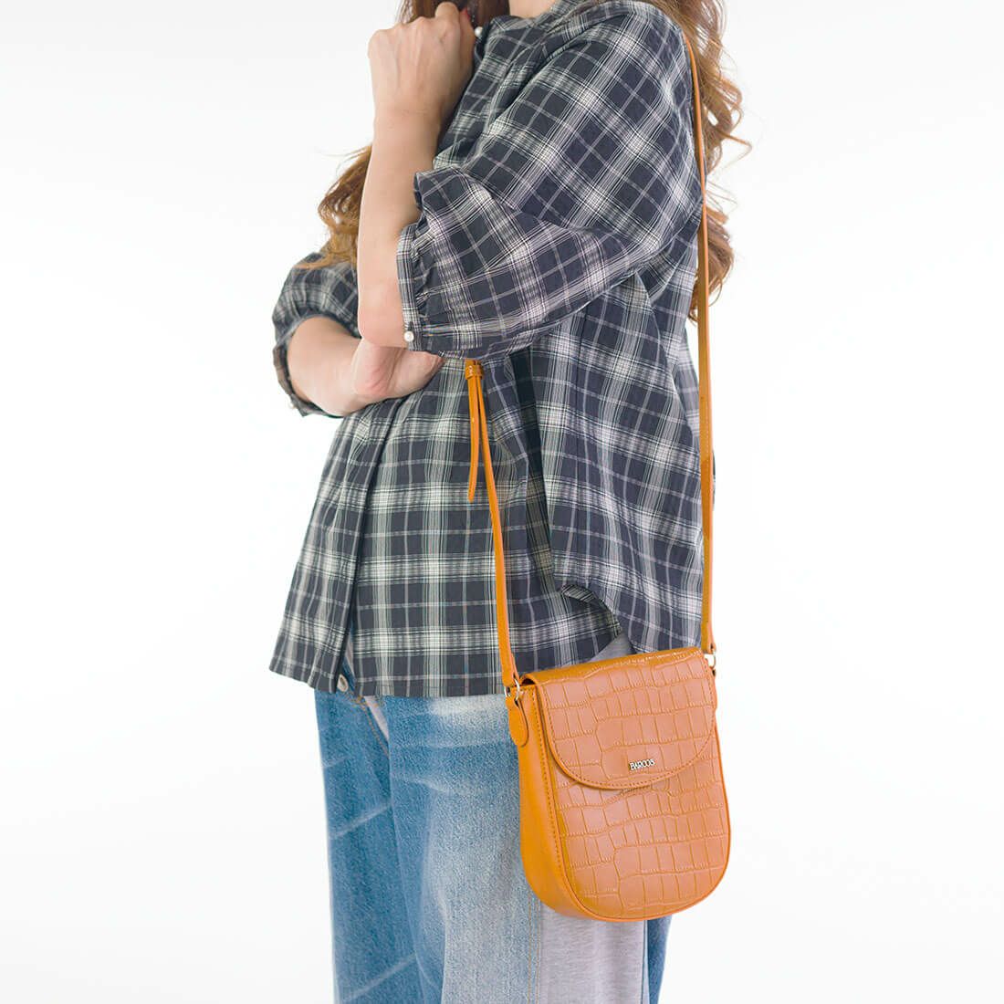 クロコ調型押しポシェット