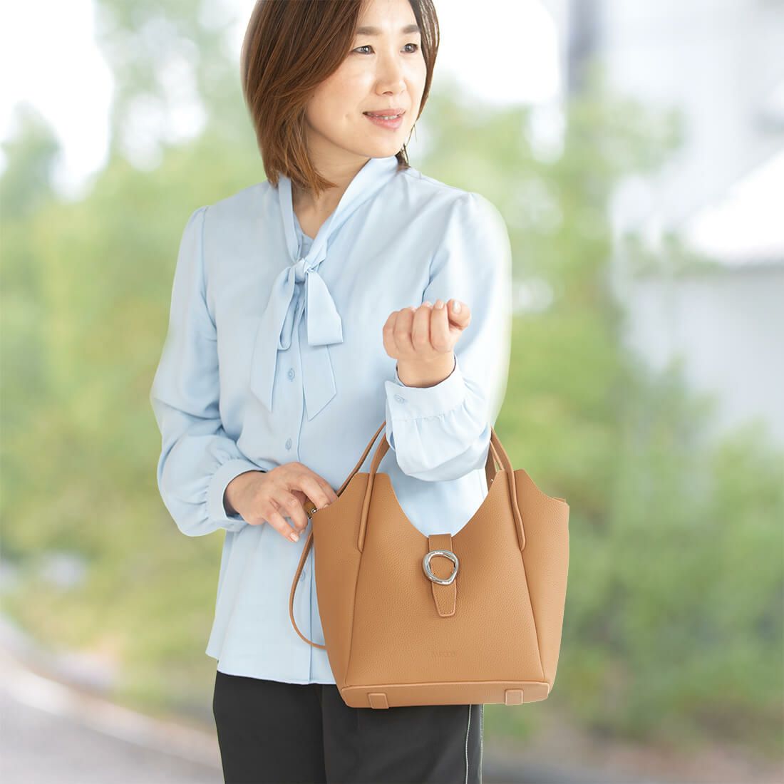 ポーチ付きシュリンクレザー2wayハンドバッグ