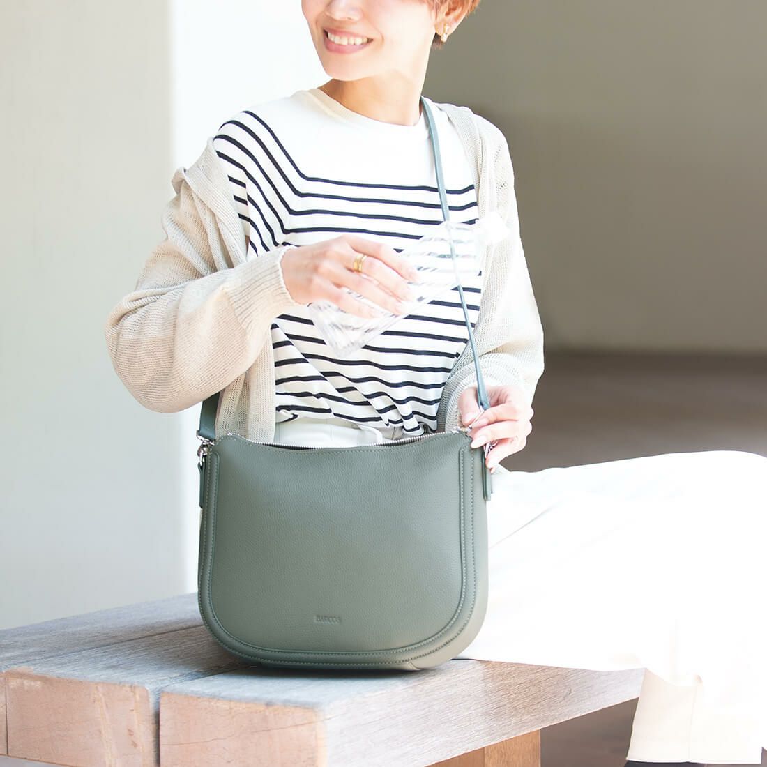 シュリンクレザーショルダーバッグ