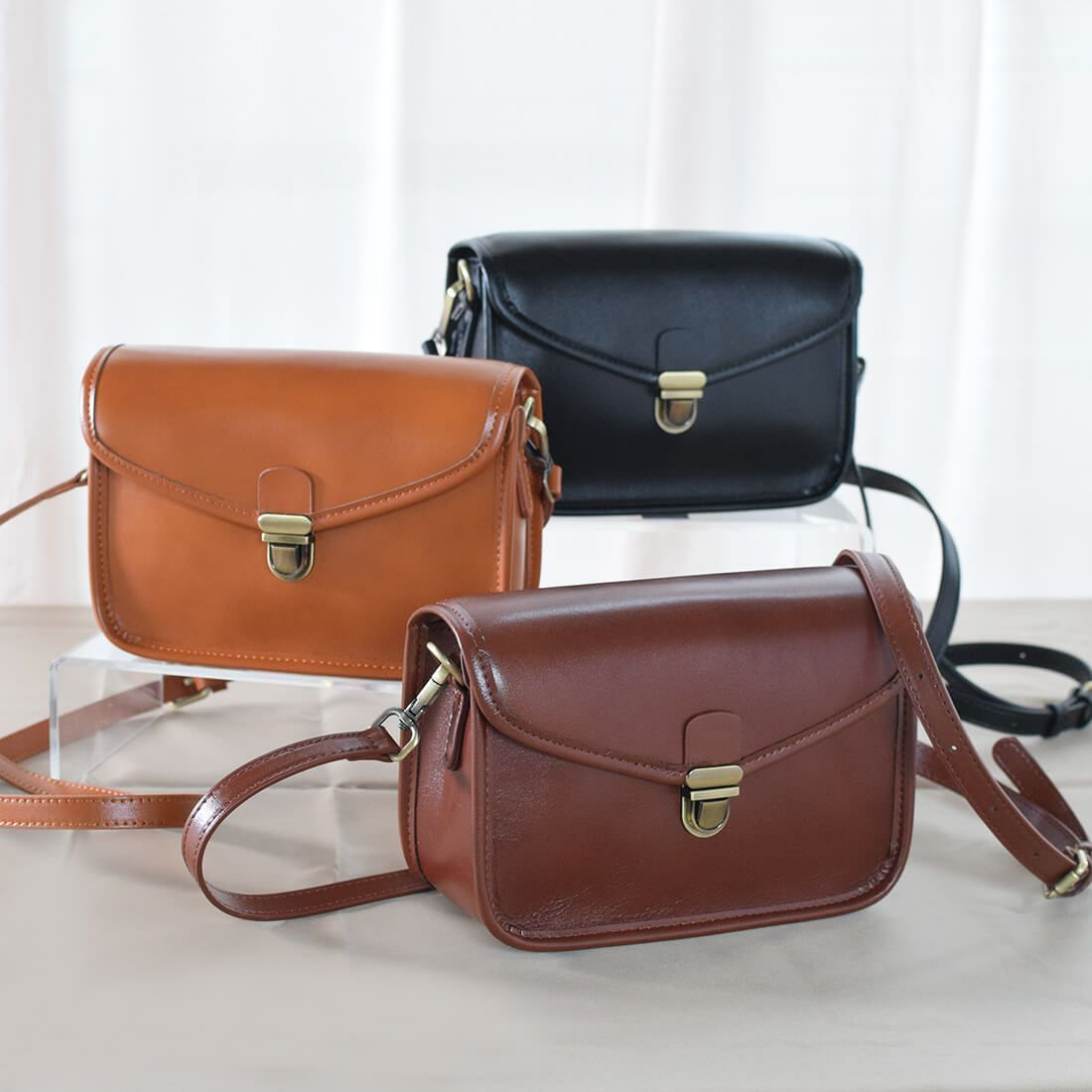 スクエア型シャイニングレザーショルダーバッグ