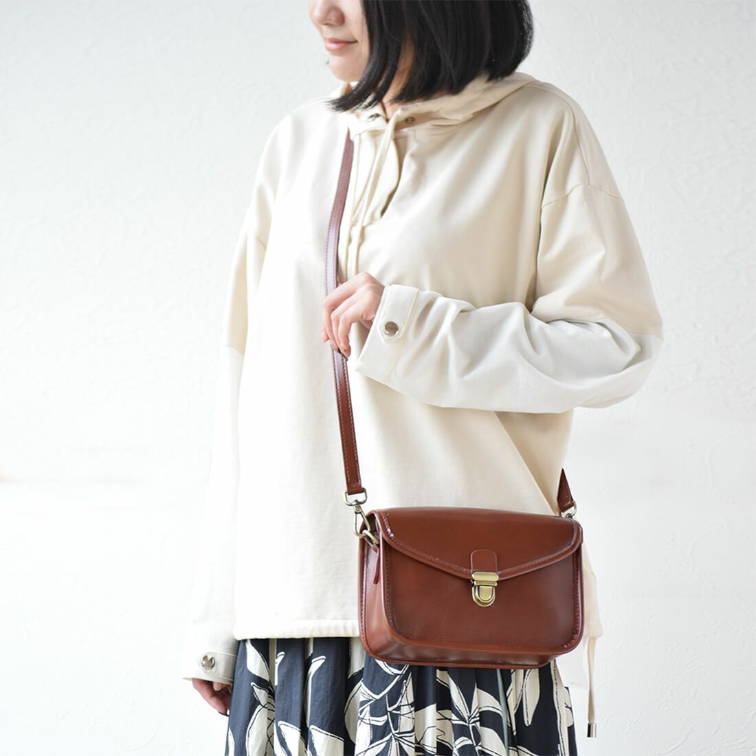 スクエア型シャイニングレザーショルダーバッグ