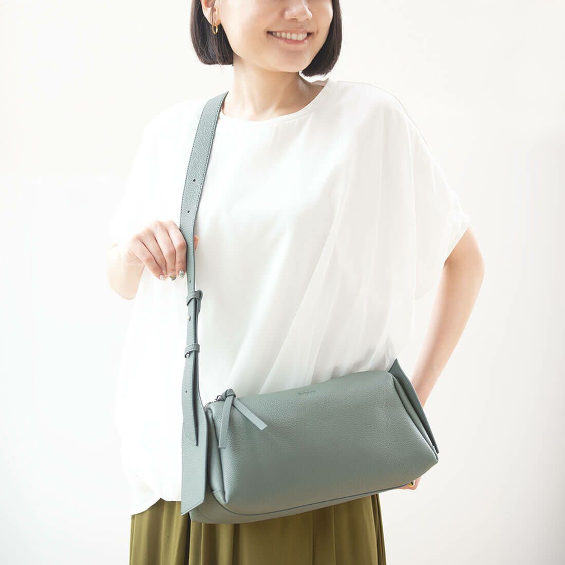 横長シュリンクレザーショルダーバッグ