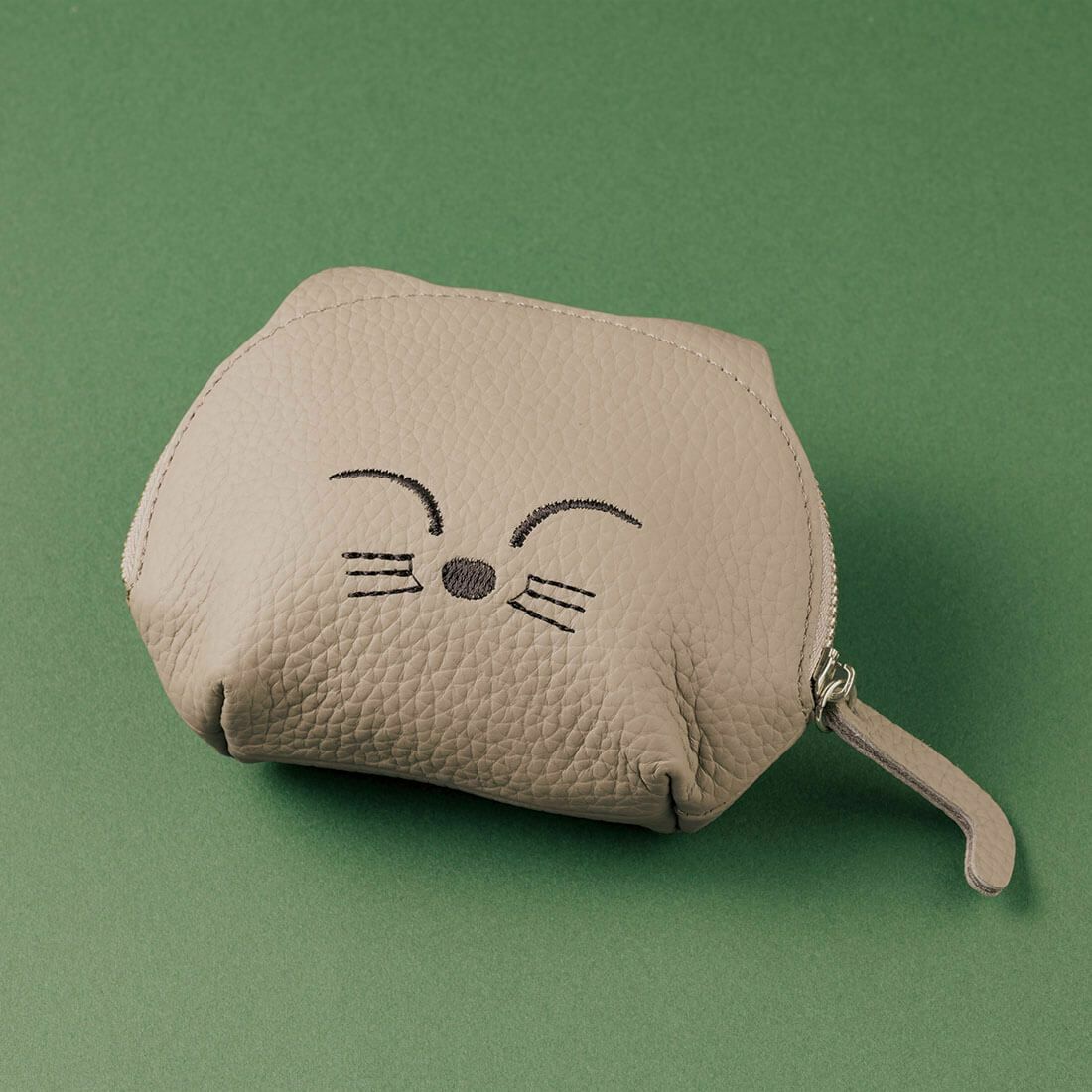 ネコモチーフレザーポーチ