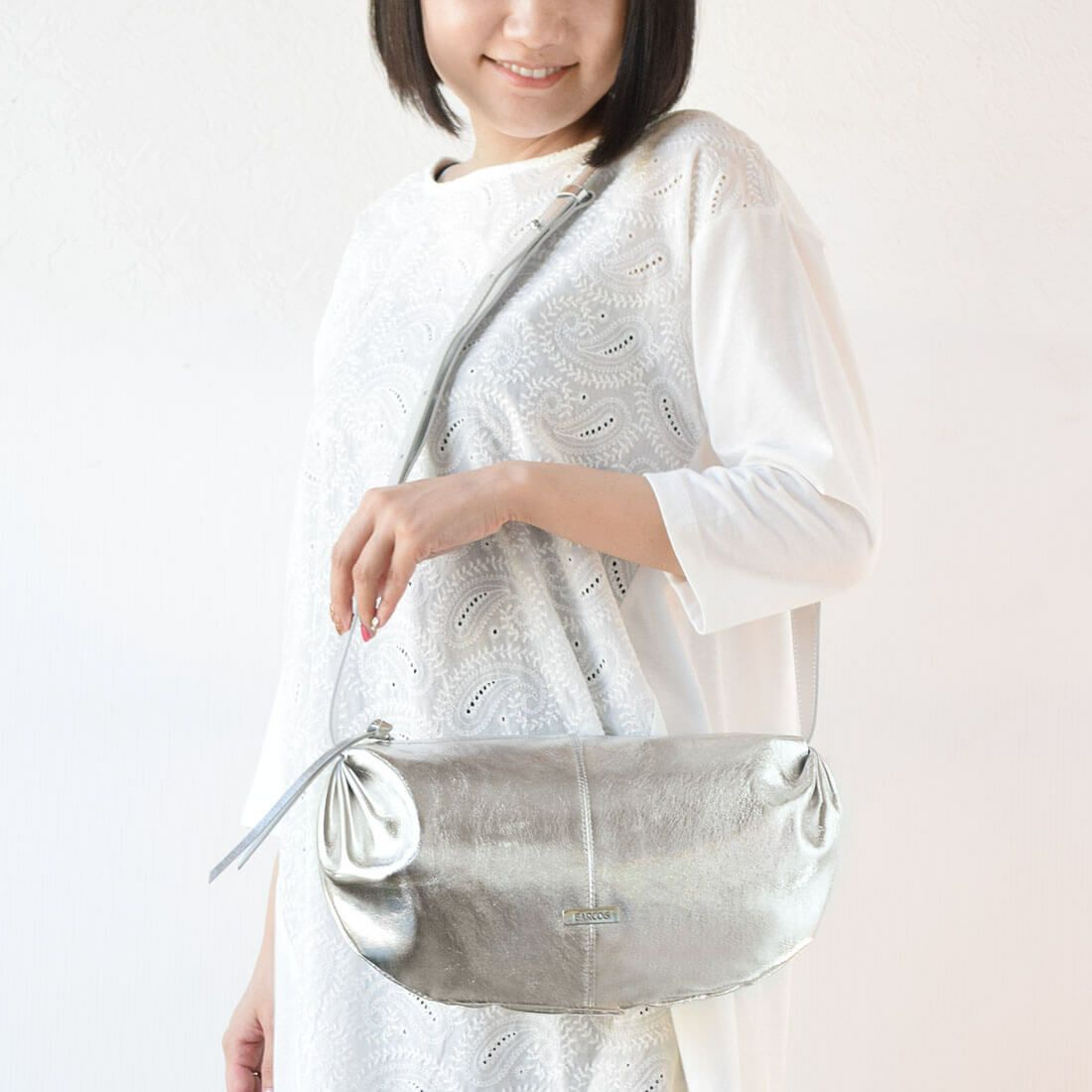 半月型メタリックレザーショルダーバッグ
