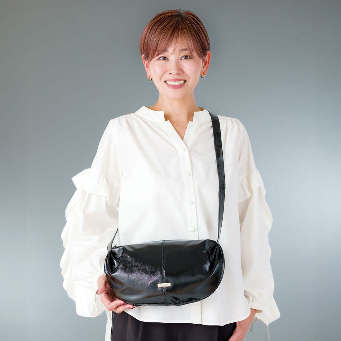 半月型メタリックレザーショルダーバッグ