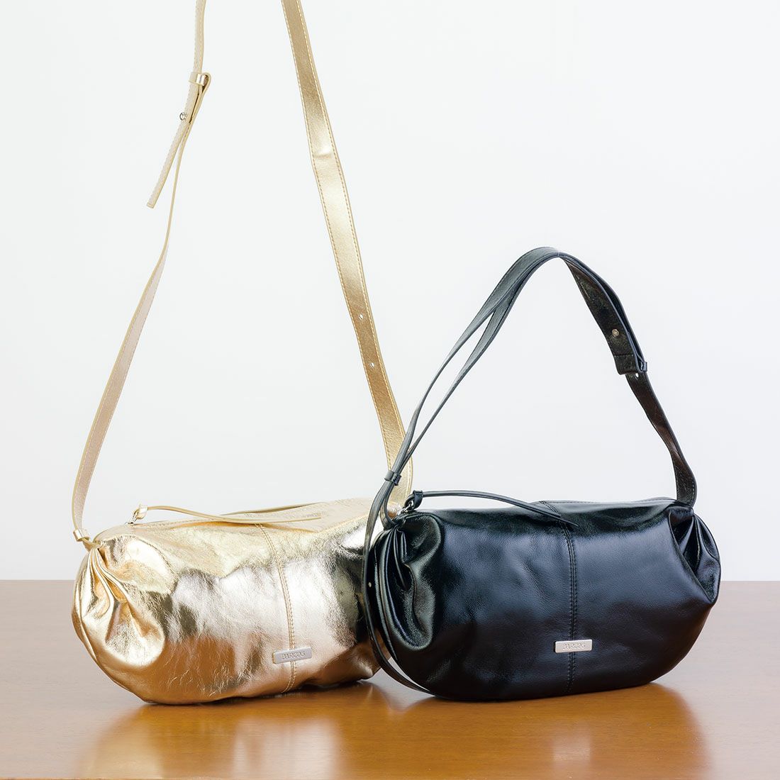 半月型メタリックレザーショルダーバッグ