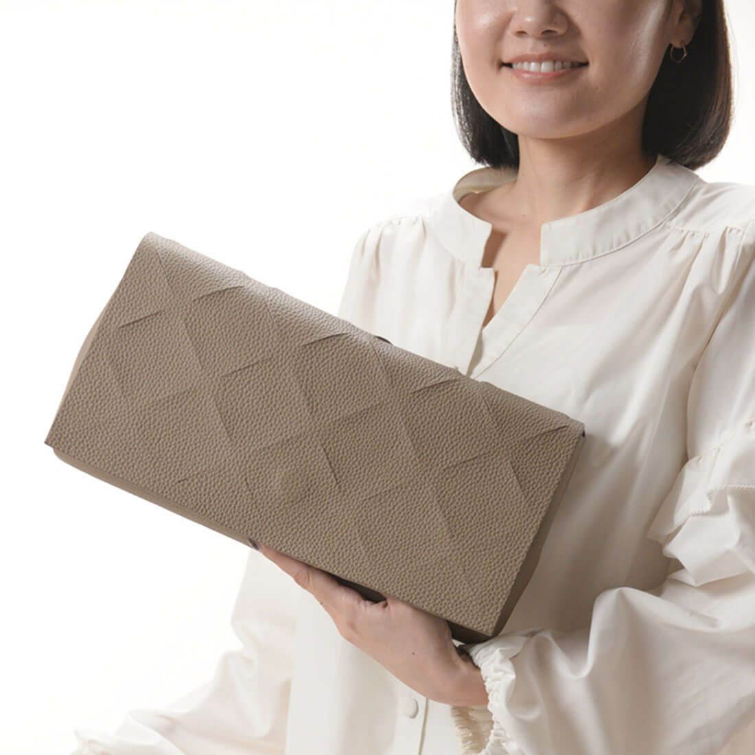 カットデザインレザークラッチバッグ