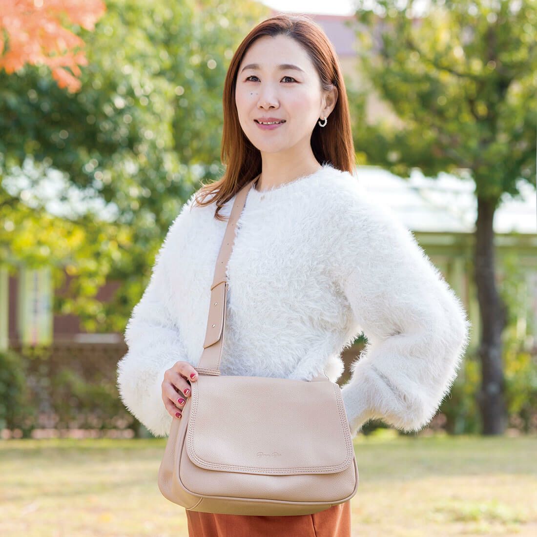 シュリンクレザー調台形バッグ