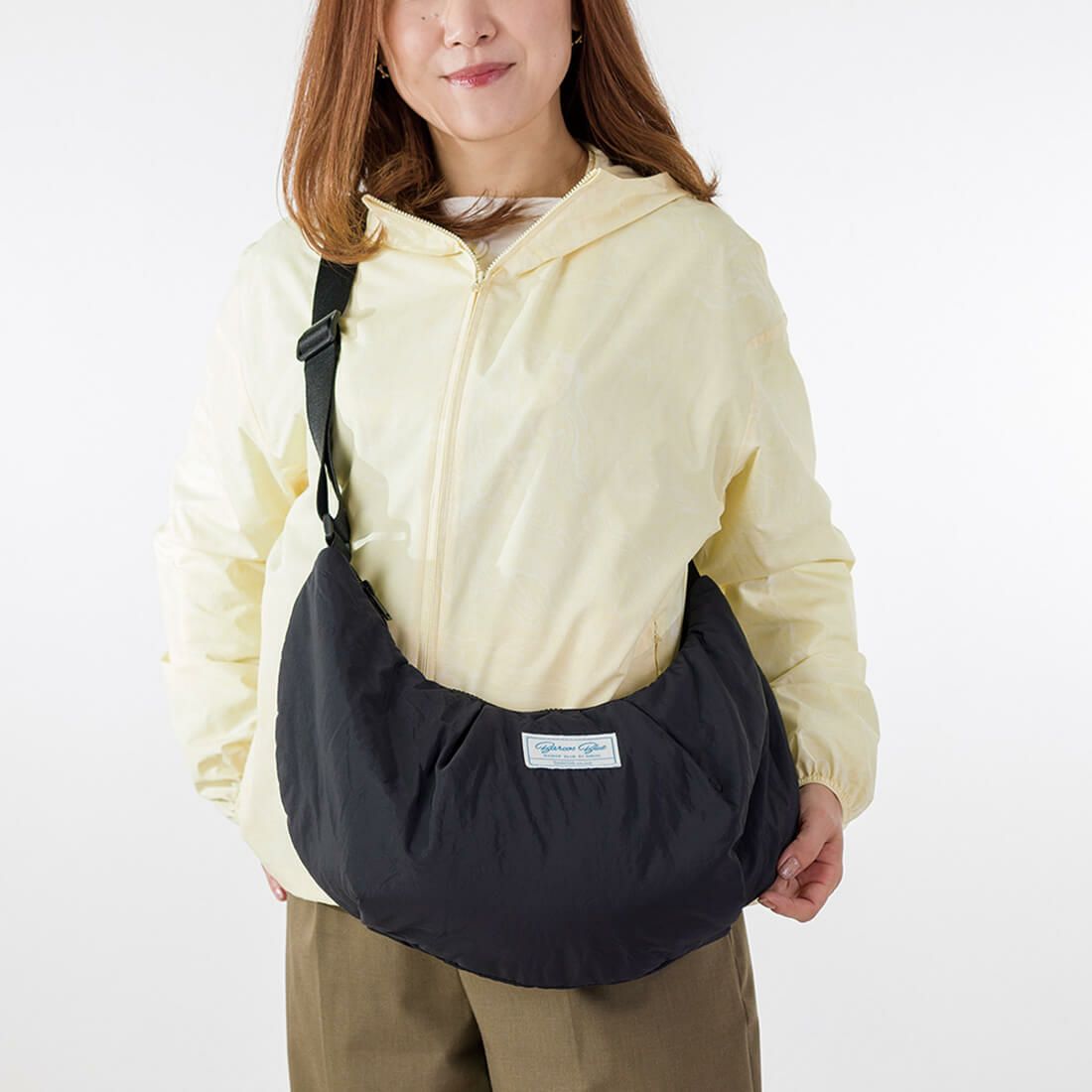半月型軽量ショルダーバッグ