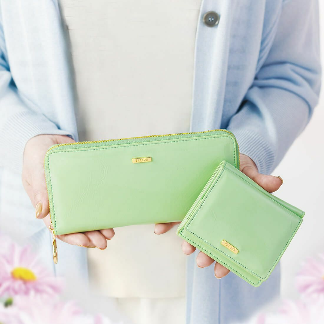 パテントレザー折財布