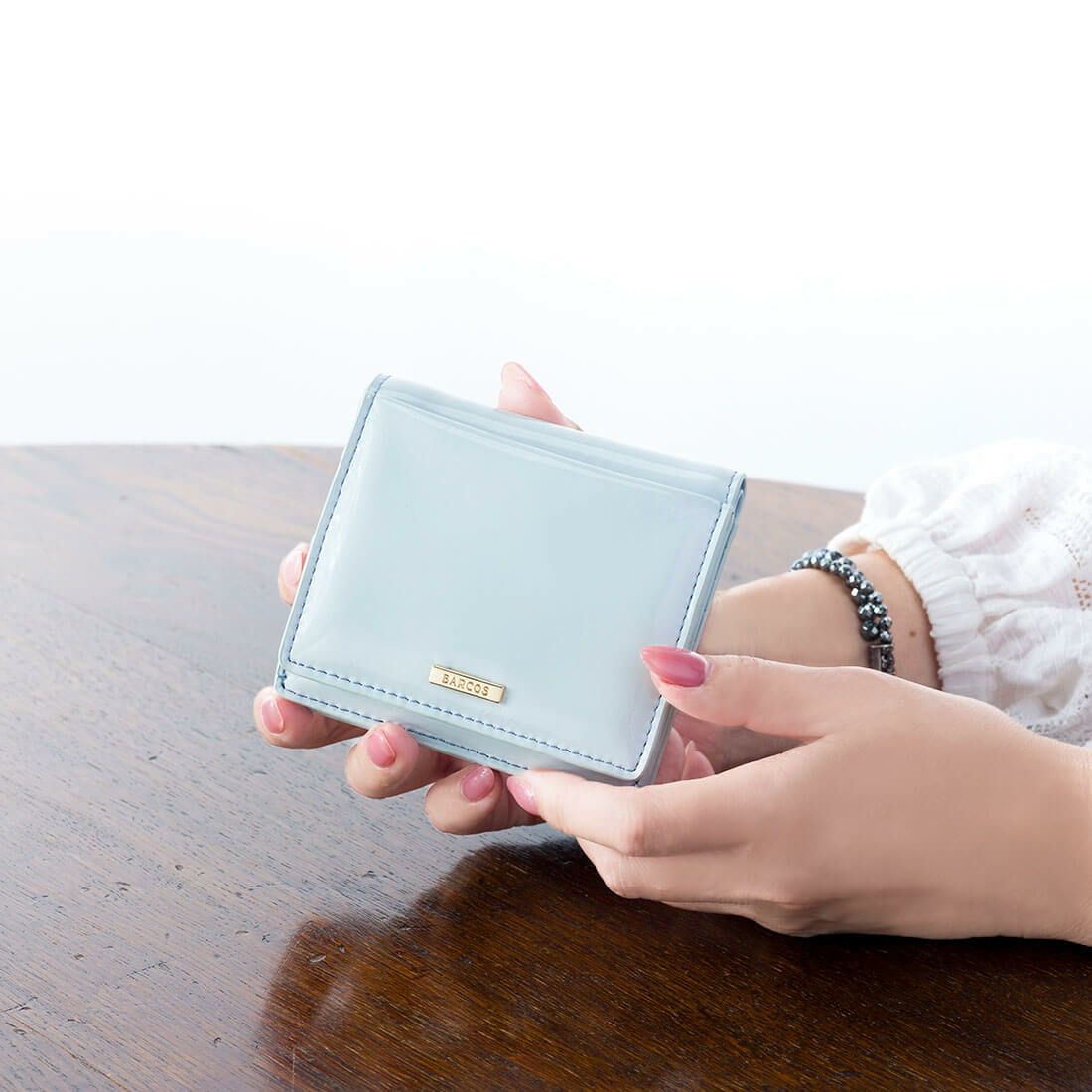 パテントレザー折財布