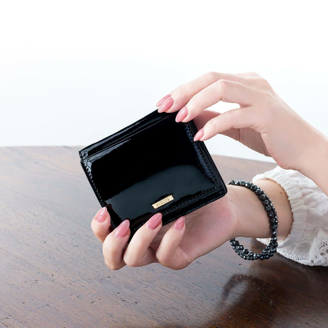 パテントレザー折財布