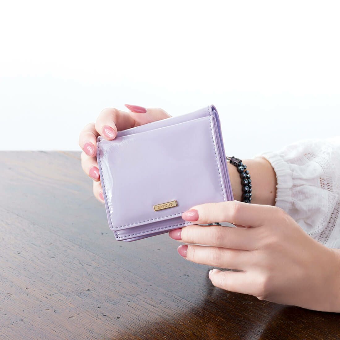 パテントレザー折財布