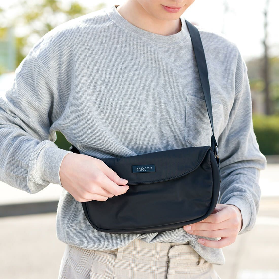 フラップデザイン軽量ショルダーバッグ